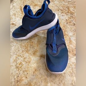 Nike boys Flex Runner - size 2